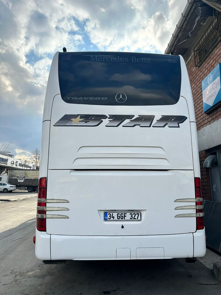 Autocar STAR — vedere spate cu sigla Travego