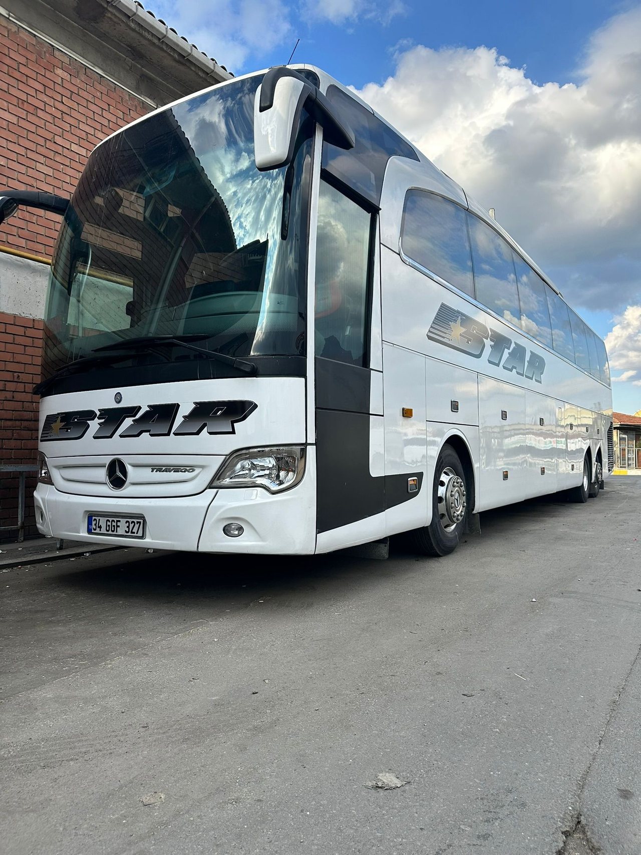 Autocar STAR Mercedes Travego SHD — vedere laterală